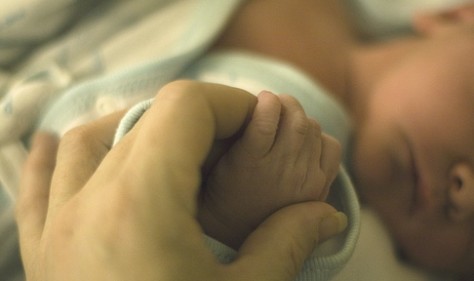 肌着を着た赤ちゃん