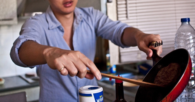 料理に挑戦するパパ