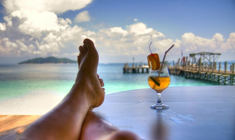 お酒を飲む女性