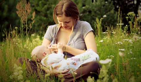 赤ちゃんにおっぱいをあげるママ