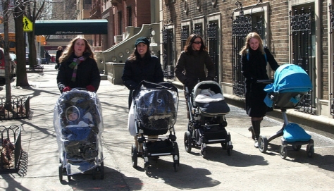 ベビーカーを押す、行けてる外国人ママたち