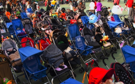 ベビーカーがたくさんある光景