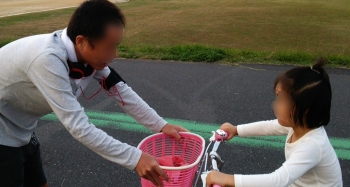 パパと娘が自転車練習