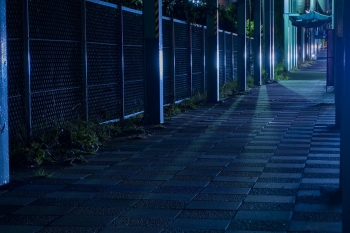 夜道の一人歩きは危険