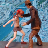 正面から髪の毛をつかまれ、引っ張られたら、手を弾いて、顔面に拳を撃ちこむ方法