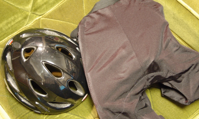 ヘルメットと尻パッド